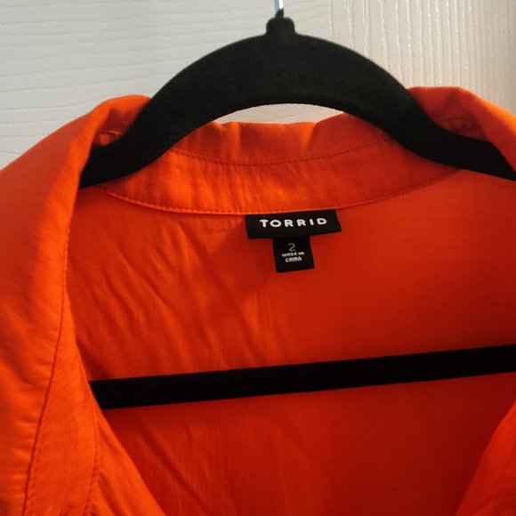 2X High Low Torrid sleeveless blouse - Picture 2 of 3